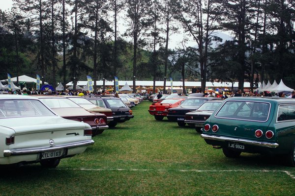 Quels types de vestes en suède sont recommandés pour un style automnal sophistiqué?