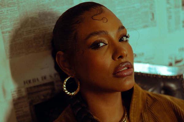 Comment marier des chemises à col lavallière avec des pantalons taille haute?